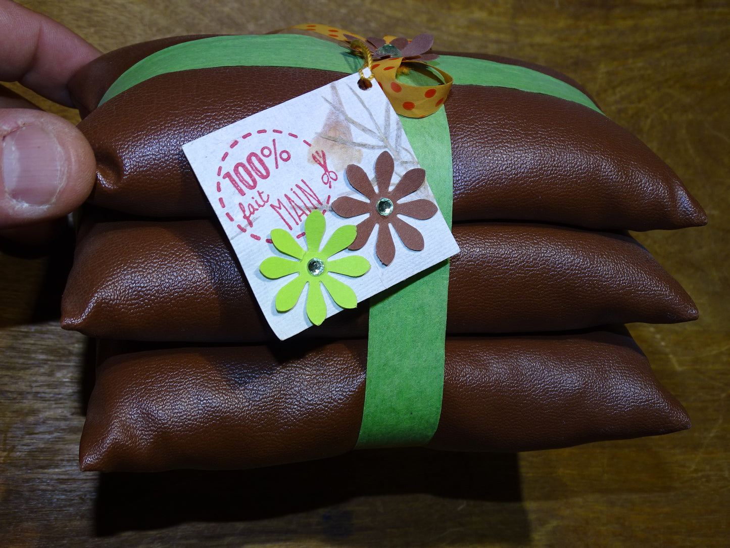 Set de 3 coussins de 11x7x4 cm environ, pour présentation de bijoux ou autres, 100 % fait main en simili cuir. Demandez nous un format sur mesure suivant vos besoins ! Vendu par 3 pièces !