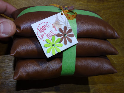 Set de 3 coussins de 11x7x4 cm environ, pour présentation de bijoux ou autres, 100 % fait main en simili cuir. Demandez nous un format sur mesure suivant vos besoins ! Vendu par 3 pièces !