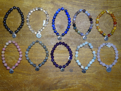 Collection de bracelets avec 3 charms au choix : Lotus Om ou Bouddha... En perle de 8mm + Médaille gravée de couleur argenté. Longueur au choix de 17 à 21 cm. Fait main par Zen Curiosity !