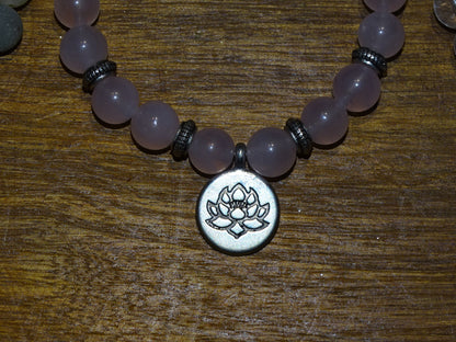 Collection de bracelets avec 3 charms au choix : Lotus Om ou Bouddha... En perle de 8mm + Médaille gravée de couleur argenté. Longueur au choix de 17 à 21 cm. Fait main par Zen Curiosity !