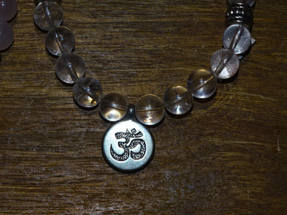 Collection de bracelets avec 3 charms au choix : Lotus Om ou Bouddha... En perle de 8mm + Médaille gravée de couleur argenté. Longueur au choix de 17 à 21 cm. Fait main par Zen Curiosity !