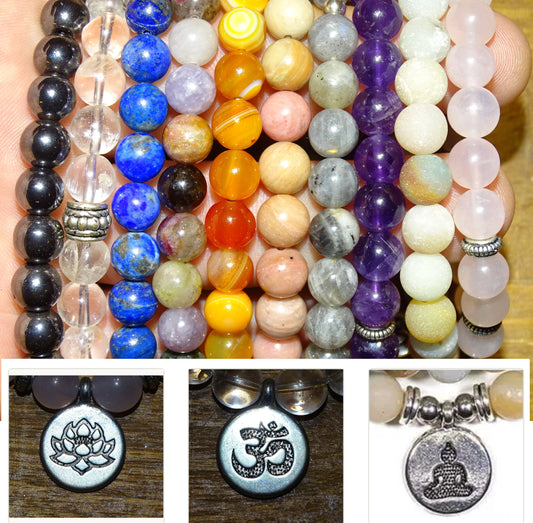 Collection de bracelets avec 3 charms au choix : Lotus Om ou Bouddha... En perle de 8mm + Médaille gravée de couleur argenté. Longueur au choix de 17 à 21 cm. Fait main par Zen Curiosity !