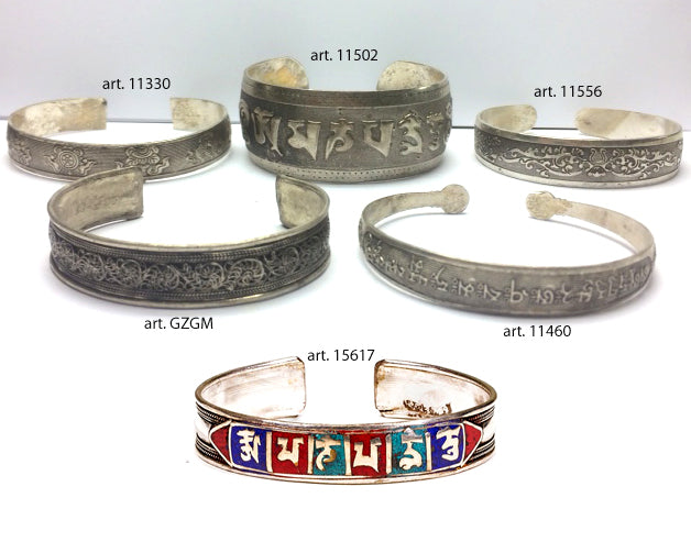 Bracelet manchette en laiton argenté, gravé d’un Mantra bouddhiste ou de motifs fantaisie – Élégant et spirituel !