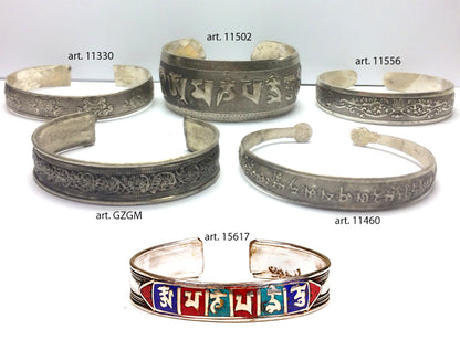 Bracelet manchette en laiton argenté, gravé d’un Mantra bouddhiste ou de motifs fantaisie – Élégant et spirituel !