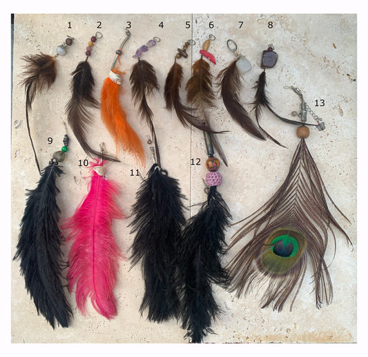 Créations artisanales en plumes de coq, paon ou autruche – Sublimez sacs, instruments et objets du quotidien avec élégance !