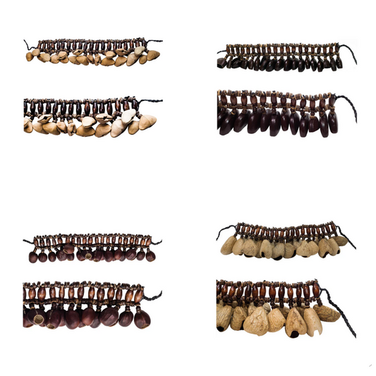 Bracelets de cheville en graines. Enfilée sur un élastique et munie d'un cordon pour attacher. - 4 graines au choix