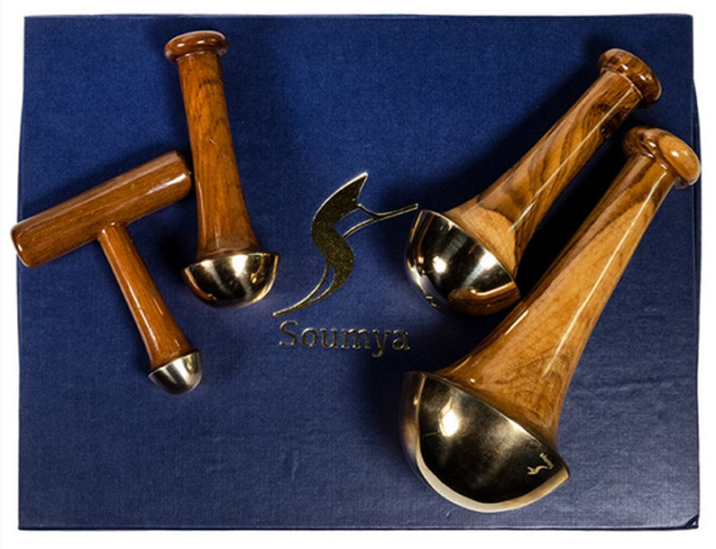 Coffret de massage ayurvédique – Set de 4 baguettes Kansa en bronze (cuivre + étain) avec manches en teck – 30 x 23 cm – 912 gr. !