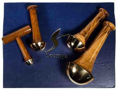 Coffret de massage ayurvédique – Set de 4 baguettes Kansa en bronze (cuivre + étain) avec manches en teck – 30 x 23 cm – 912 gr. !
