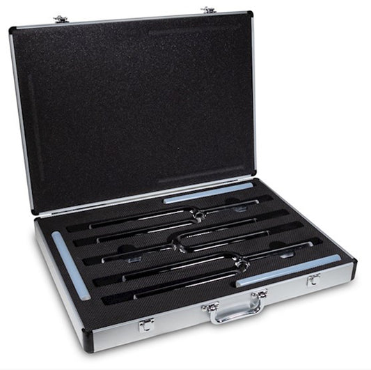 Malette avec un ensemble de 3 diapasons de qualité supérieure en quartz pur cristal/ quartz. 2 choix d'accordages, en 432 ou 440 hertz. Conçu pour les praticiens professionnels.
