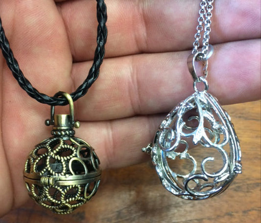 Pendentif/ Cage à pierre, peut servir de Bolas (pendentif de grossesse) ou pour perle de lave pour huile essentielle ! 2,5 centimètres de diamètre. Fait en laiton ! Vendu avec une perle de lave de 10mm !