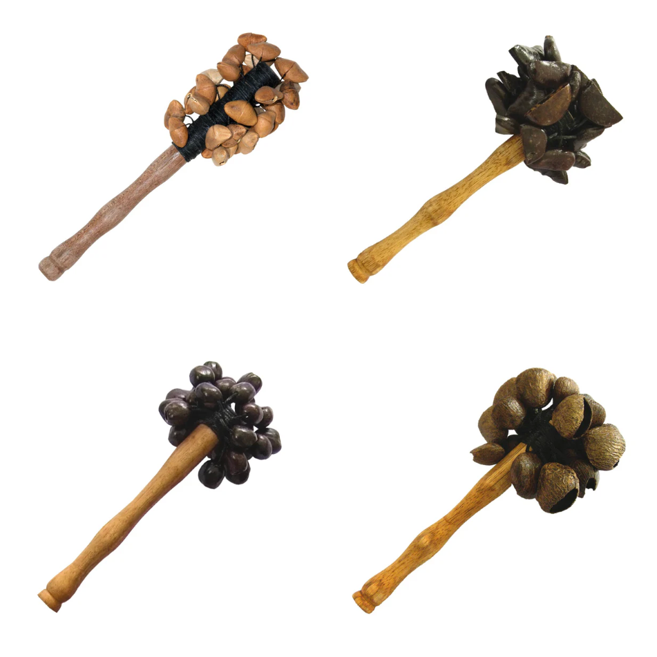 Hochets avec manche en bois et coquilles de graines, construction très robuste - 4 graines au choix