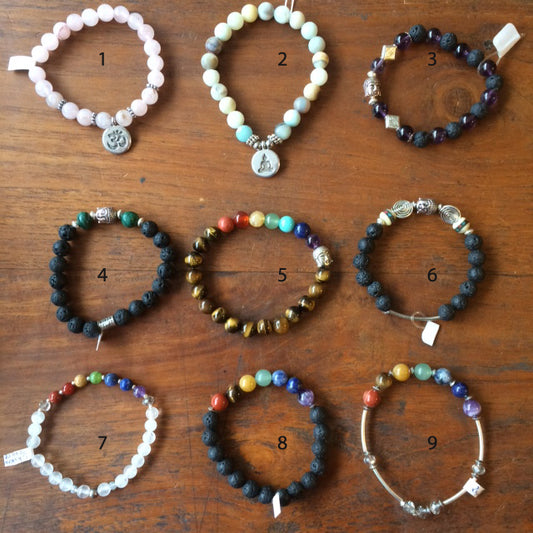 Collection de bracelets 7 chakras ou avec 'Charms' avec perles de 8 mm. Disponible de 17 à 21 cn de longueur. Qualité AA à AAA !