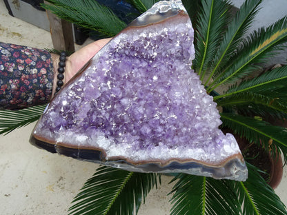 Druses en améthyste avec contours polis en agate, 4.7 kilogrammes - 33x20x15 centimètres. Vendu avec socle en métal sur mesure. Superbe qualité AA, en provenance du Brésil !