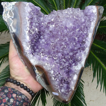 Druses en améthyste avec contours polis en agate, 4.7 kilogrammes - 33x20x15 centimètres. Vendu avec socle en métal sur mesure. Superbe qualité AA, en provenance du Brésil !