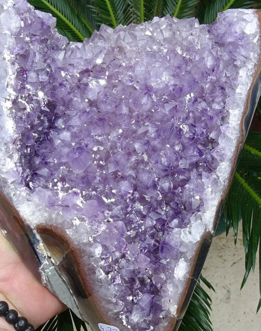 Druses en améthyste avec contours polis en agate, 4.7 kilogrammes - 33x20x15 centimètres. Vendu avec socle en métal sur mesure. Superbe qualité AA, en provenance du Brésil !