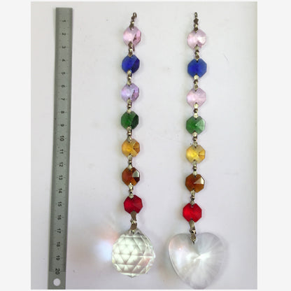 Sélection de 4 guirlandes avec des cristaux Feng Shui, aux couleurs des '7 chakras' ! 20 centimètres de longueur - 79 grammes. Simple, élégant et efficasse !