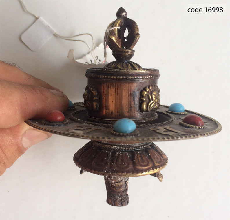 Porte-encens tibétain en laiton 10×8 cm, décoré de pierres semi-précieuses (corail & turquoise). Dorje au sommet, cachet de cire et n° d’authenticité.