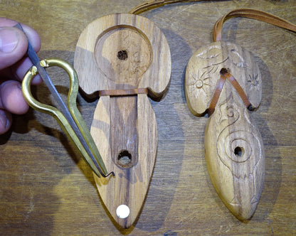 Boites/ étui en bois sculptées pour rangement et protection de guimbarde de type 'Altai', 'Murchunga'... Longueur : de 11 à 14,5 centimètres. 2 modèles/ 3 tailles au choix !