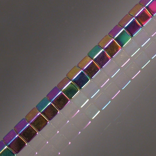 Hématite finition 'Titane', en bracelet de 17 à 21 cm - fil/ rang de perle d'eniron 40 cm - collier de 42 cm. Perles en forme de 'carré/ cube' de 4 mm !