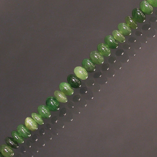 Jade Néphrite ! Collier ou bracelet en formes de 'pastilles' de 4/6 millimètres. En bracelet de 17 à 21cm, en collier de 45 ou sautoir de 60cm. Qualité AA à AAA, superbes perles !
