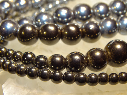 Hématite, perles rondes de 4, 6, 8 ou 10 mm. Vendu en fil de perle 38/39 cm, en bracelet de 17 à 21cm, en collier de 45 ou sautoir de 60cm. Qualité AA à AAA, superbes perles, belle pureté, parfait !