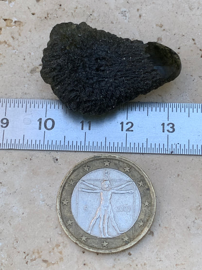 Moldavite/ Tectite verte authentique, de 33mm x 23 x 11 - 7,8 grammes. Le must en matière de pierre de la famille des météorites et tectites. Fascinant, envoutant, hypnotisant !