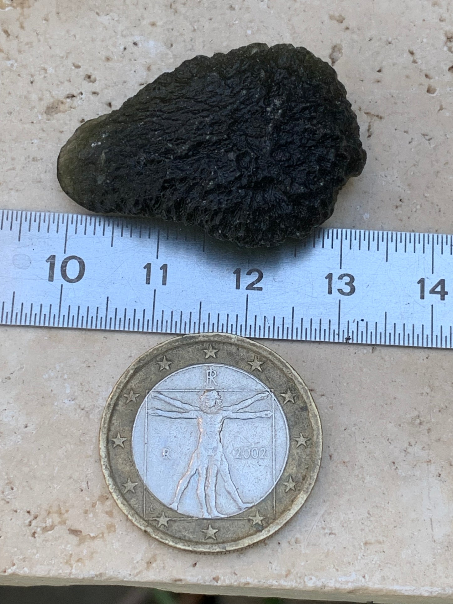 Moldavite/ Tectite verte authentique, de 33mm x 23 x 11 - 7,8 grammes. Le must en matière de pierre de la famille des météorites et tectites. Fascinant, envoutant, hypnotisant !