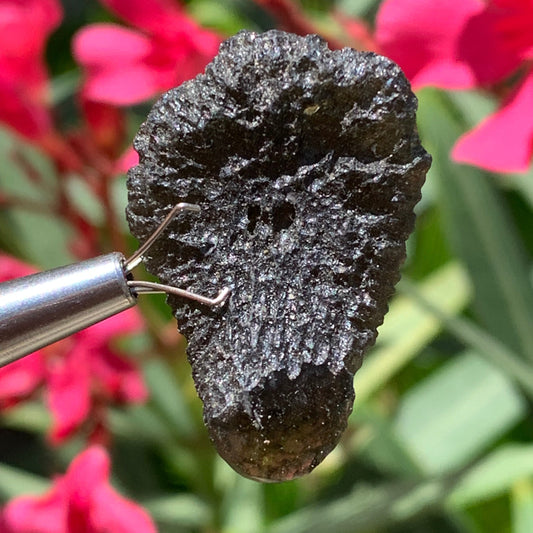 Moldavite/ Tectite verte authentique, de 33mm x 23 x 11 - 7,8 grammes. Le must en matière de pierre de la famille des météorites et tectites. Fascinant, envoutant, hypnotisant !