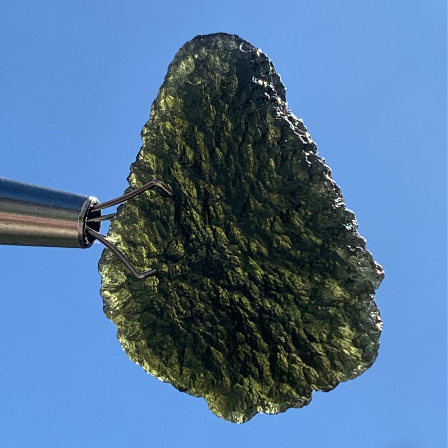 Moldavite/ Tectite verte authentique, de 33mm x 23 x 11 - 7,8 grammes. Le must en matière de pierre de la famille des météorites et tectites. Fascinant, envoutant, hypnotisant !