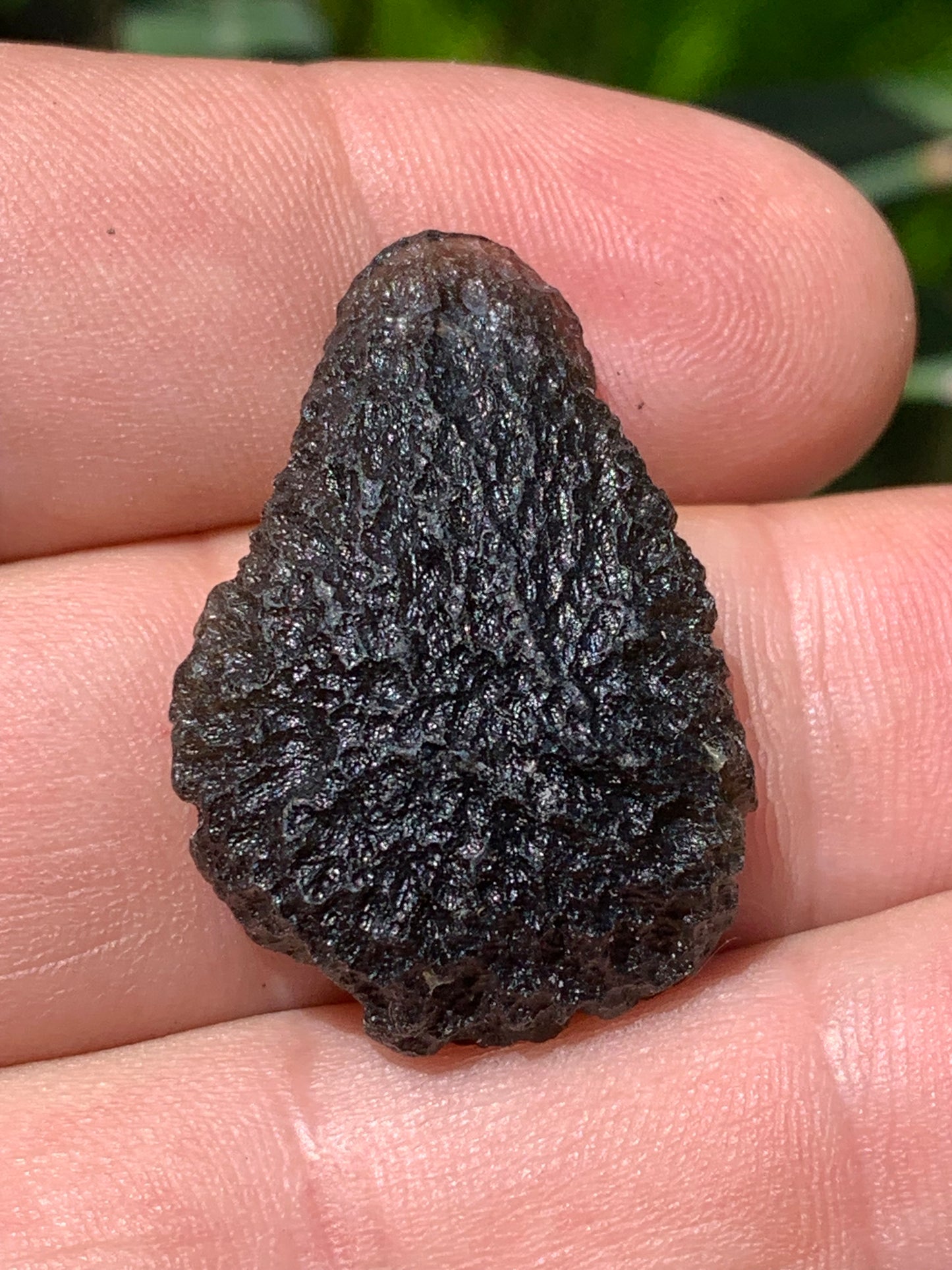 Moldavite/ Tectite verte authentique, de 33mm x 23 x 11 - 7,8 grammes. Le must en matière de pierre de la famille des météorites et tectites. Fascinant, envoutant, hypnotisant !
