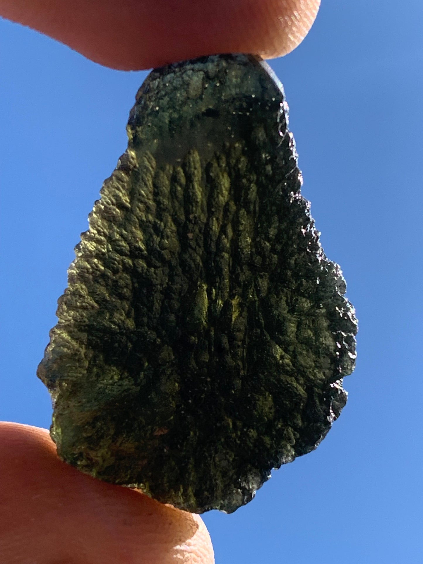 Moldavite/ Tectite verte authentique, de 33mm x 23 x 11 - 7,8 grammes. Le must en matière de pierre de la famille des météorites et tectites. Fascinant, envoutant, hypnotisant !