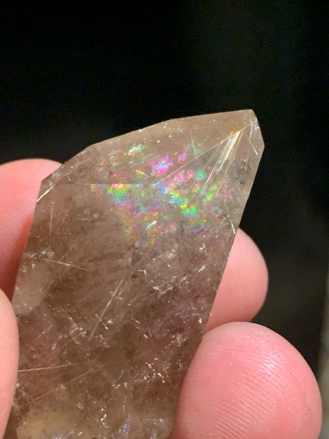 Cristal de roche fumé/ Quartz fumé, pointe jumelée de 52 x 31 x 21 mm - 38,2 gr.