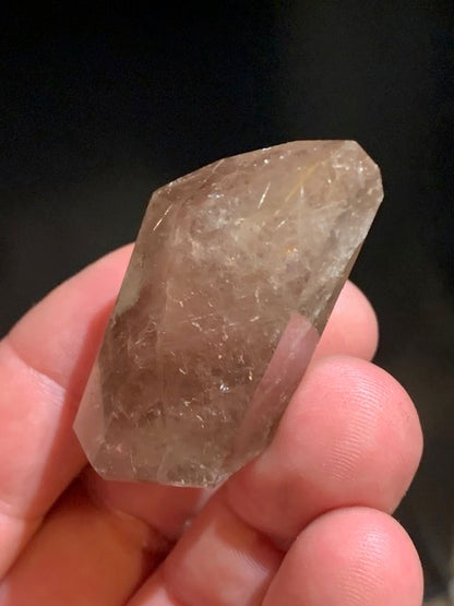 Cristal de roche fumé/ Quartz fumé, pointe jumelée de 52 x 31 x 21 mm - 38,2 gr.