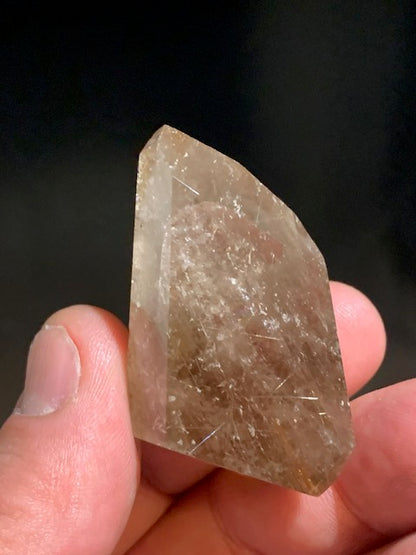 Cristal de roche fumé/ Quartz fumé, pointe jumelée de 52 x 31 x 21 mm - 38,2 gr.