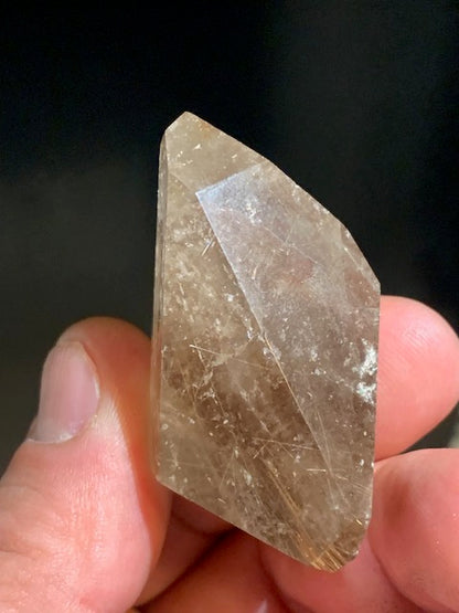 Cristal de roche fumé/ Quartz fumé, pointe jumelée de 52 x 31 x 21 mm - 38,2 gr.