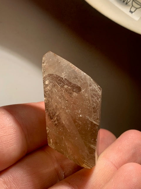 Cristal de roche fumé/ Quartz fumé, pointe jumelée de 52 x 31 x 21 mm - 38,2 gr.
