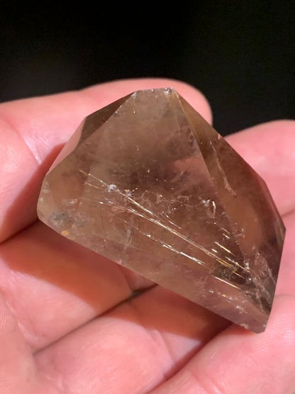 Cristal de roche fumé/ Quartz fumé, tête de pointe - 50 x 35 x 30 mm - 62,8 gr.