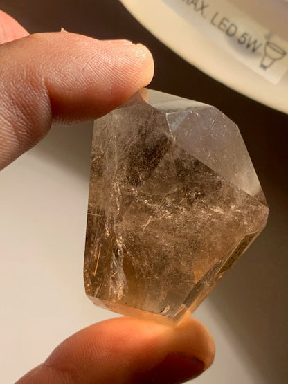 Cristal de roche fumé/ Quartz fumé, tête de pointe - 50 x 35 x 30 mm - 62,8 gr.