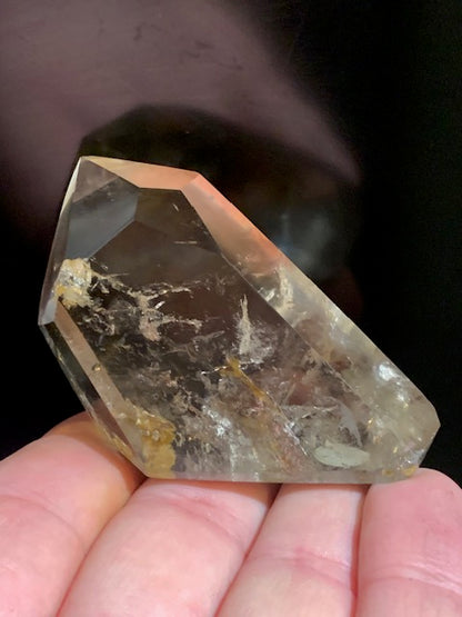 Cristal de roche fumé/ Quartz fumé, tête de pointe - 70 x 45 x 27 mm - 101,5 gr.