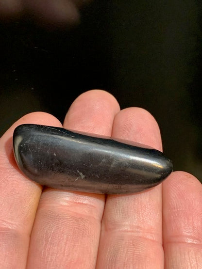 Shungite – Pierre roulée de 48 x 20 x 12 mm - 14,8 gr