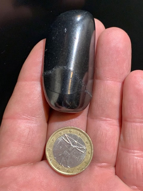 Shungite – Pierre roulée de 52 x 26 x 14 mm - 21,5 gr.