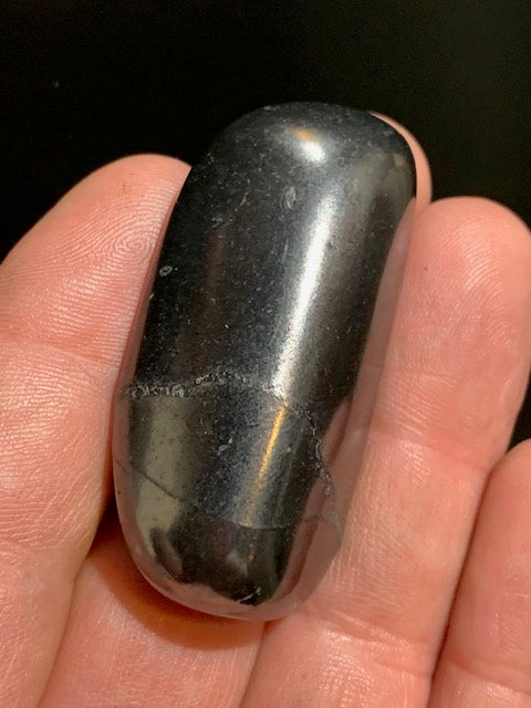 Shungite – Pierre roulée de 52 x 26 x 14 mm - 21,5 gr.