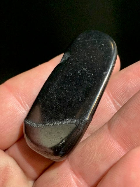 Shungite – Pierre roulée de 52 x 26 x 14 mm - 21,5 gr.