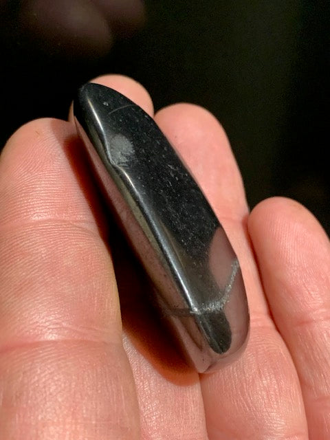 Shungite – Pierre roulée de 52 x 26 x 14 mm - 21,5 gr.