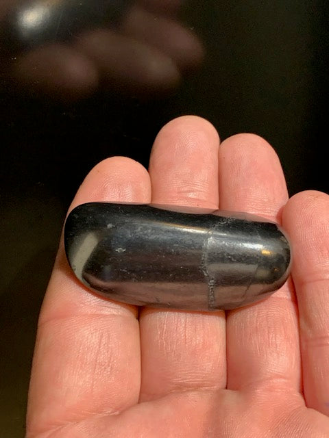 Shungite – Pierre roulée de 52 x 26 x 14 mm - 21,5 gr.