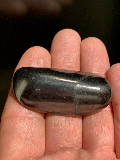 Shungite – Pierre roulée de 52 x 26 x 14 mm - 21,5 gr.