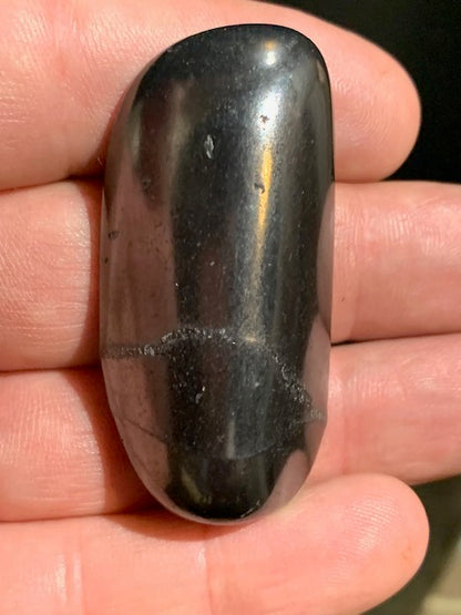 Shungite – Pierre roulée de 52 x 26 x 14 mm - 21,5 gr.