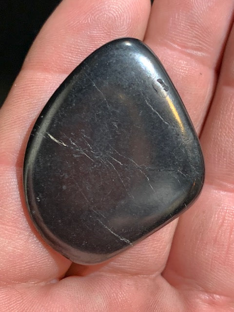 Shungite – Pierre roulée de 42 x 33 x 13 mm - 18,1 gr