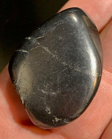 Shungite – Pierre roulée de 42 x 33 x 13 mm - 18,1 gr