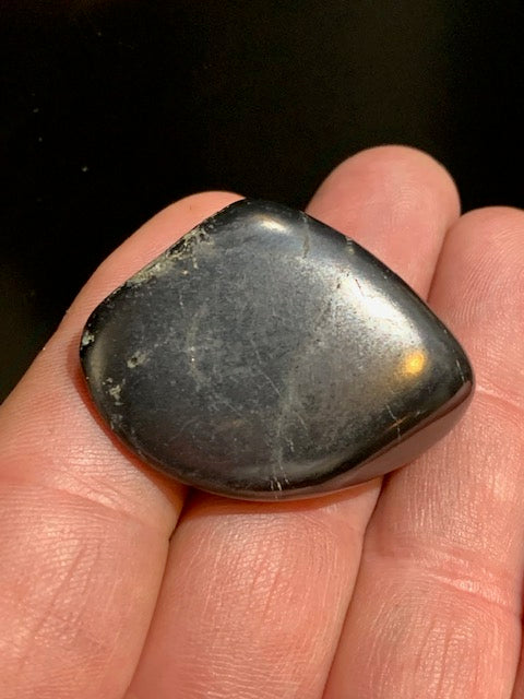Shungite – Pierre roulée de 42 x 33 x 13 mm - 18,1 gr
